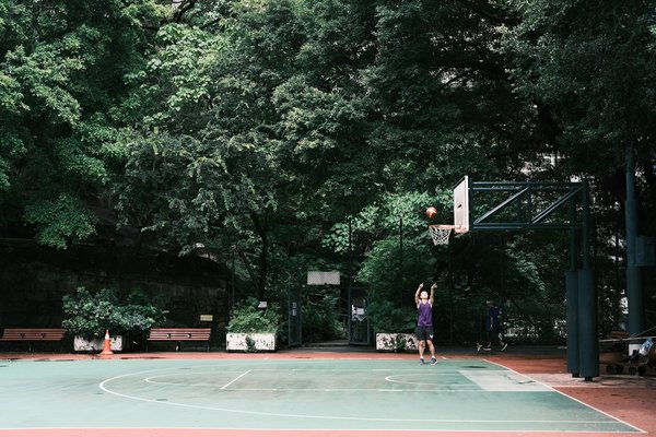 Quali esercizi specifici possono aiutare a rafforzare i muscoli delle gambe per i calciatori?